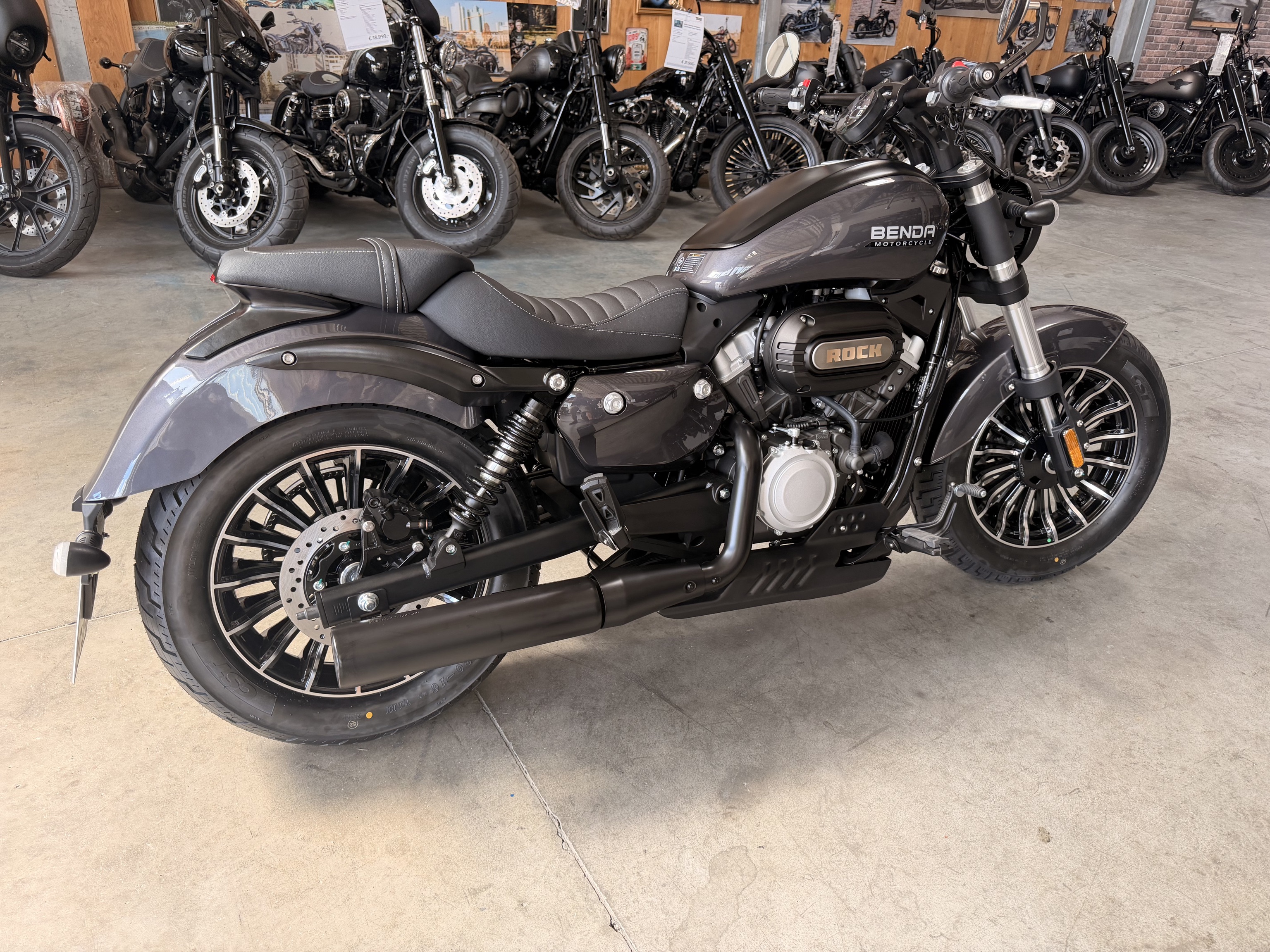 Benda ROCK 125 "SILBER" CUSTOM – CBS, LCD , Riemenantrieb,Wassergekühlt, 2 Zylinder-Doppelauspuff -  Sofort Verfügbar -  ab 3,-EUR / Tag finanzieren 